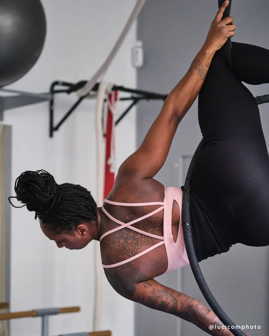 Athlète réalisant une acrobatie au cerceau